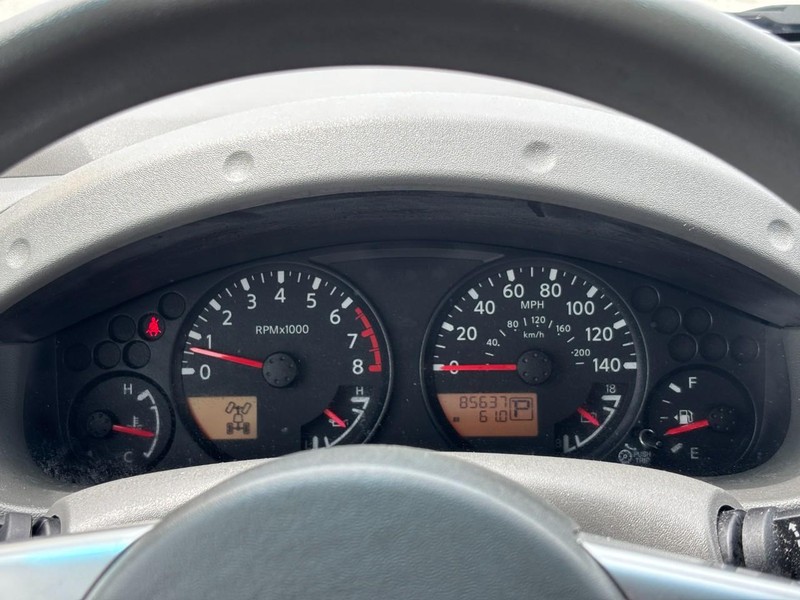 Nissan Frontier Vehicle Full-screen Gallery Image 21