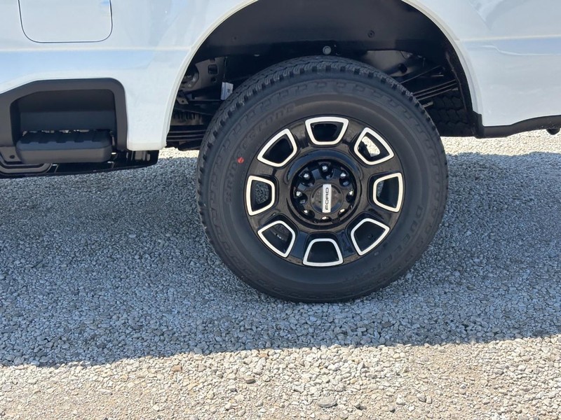 Ford Super Duty F-350 SRW Vehicle Image 11