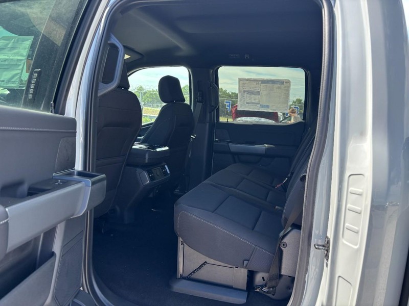 Ford F-150 Vehicle Full-screen Gallery Image 12