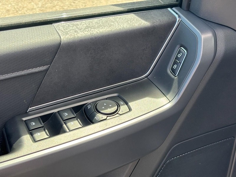 Ford F-150 Vehicle Full-screen Gallery Image 17