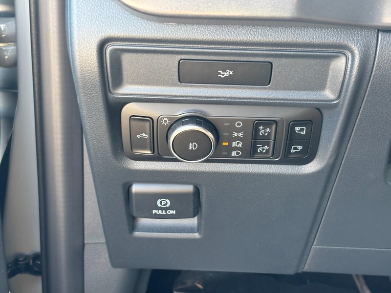 Ford F-150 Vehicle Full-screen Gallery Image 18