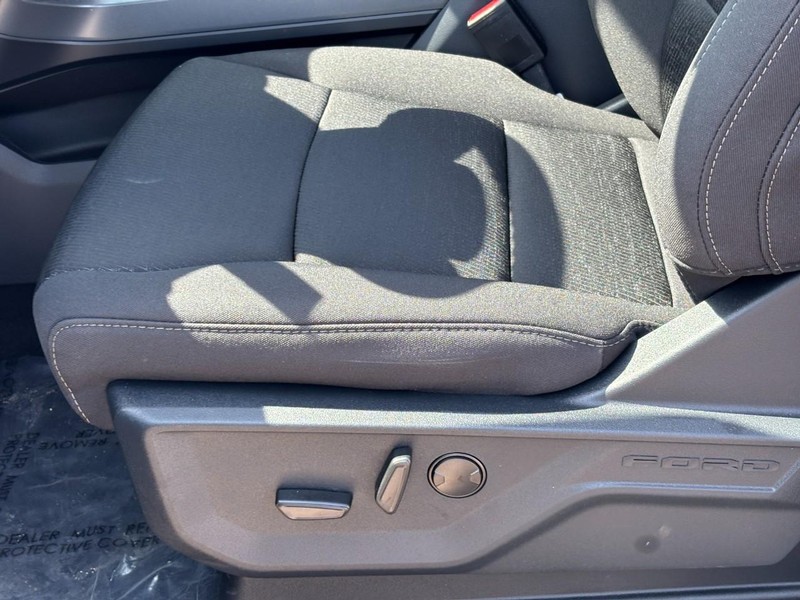 Ford F-150 Vehicle Full-screen Gallery Image 16
