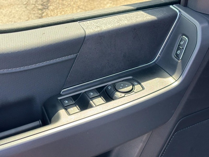 Ford F-150 Vehicle Full-screen Gallery Image 17