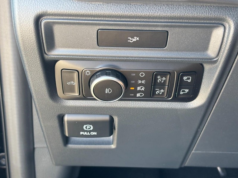 Ford F-150 Vehicle Full-screen Gallery Image 18