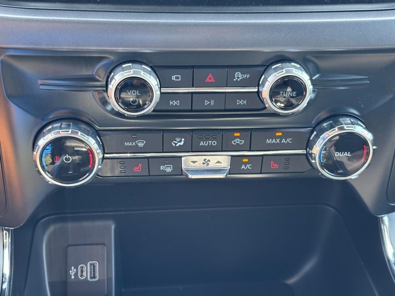 Ford F-150 Vehicle Full-screen Gallery Image 25