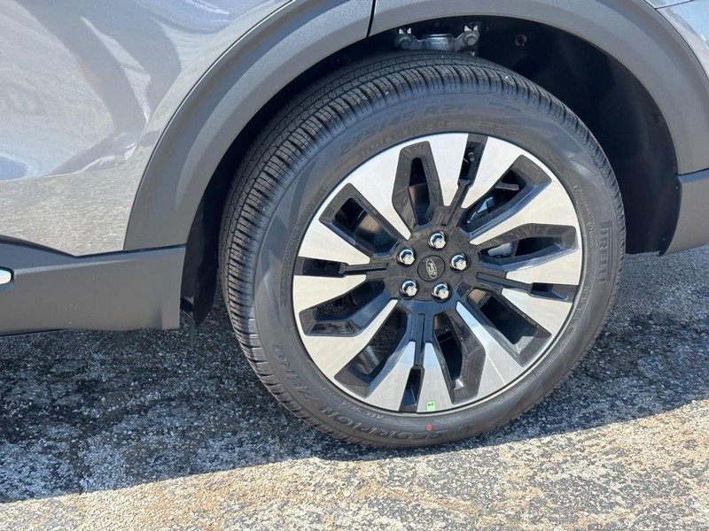 Ford Explorer Vehicle Full-screen Gallery Image 11