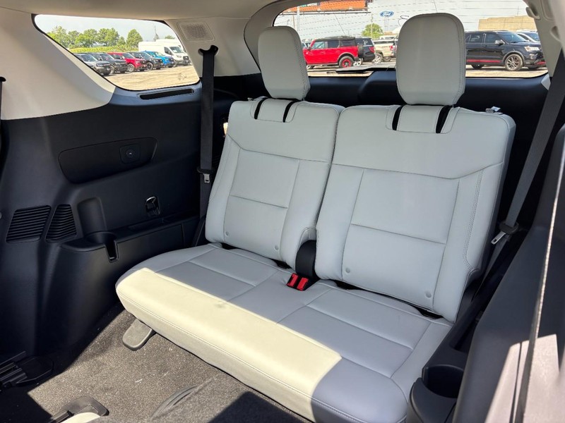 Ford Explorer Vehicle Full-screen Gallery Image 12