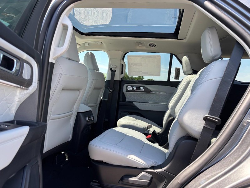 Ford Explorer Vehicle Full-screen Gallery Image 13