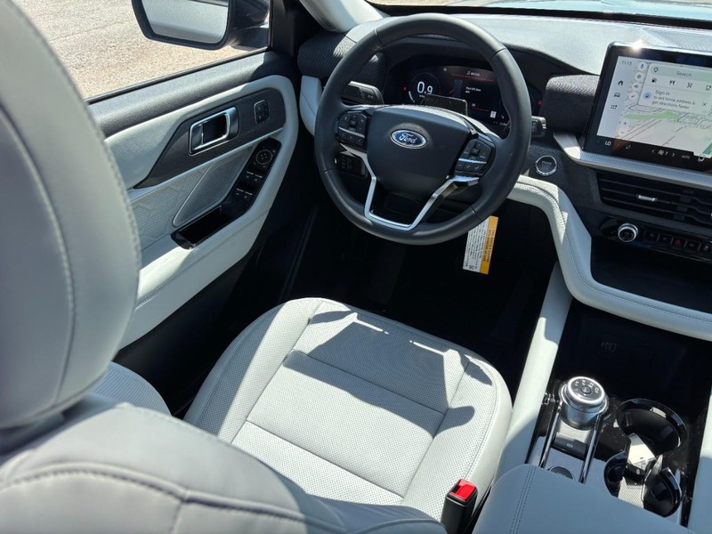 Ford Explorer Vehicle Full-screen Gallery Image 14