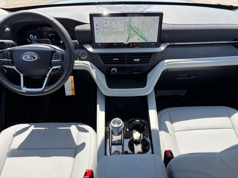 Ford Explorer Vehicle Full-screen Gallery Image 15