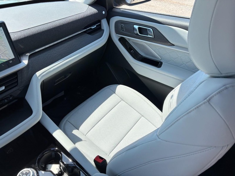 Ford Explorer Vehicle Full-screen Gallery Image 16