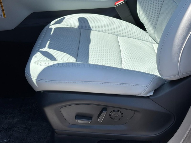 Ford Explorer Vehicle Full-screen Gallery Image 17