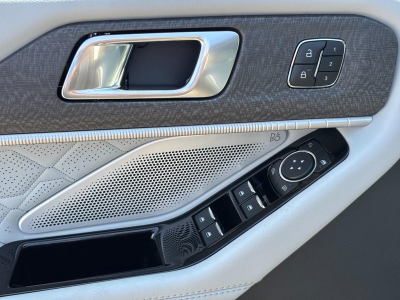 Ford Explorer Vehicle Full-screen Gallery Image 18