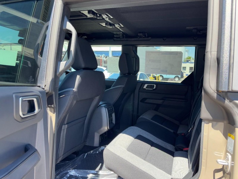 Ford Bronco Vehicle Full-screen Gallery Image 12