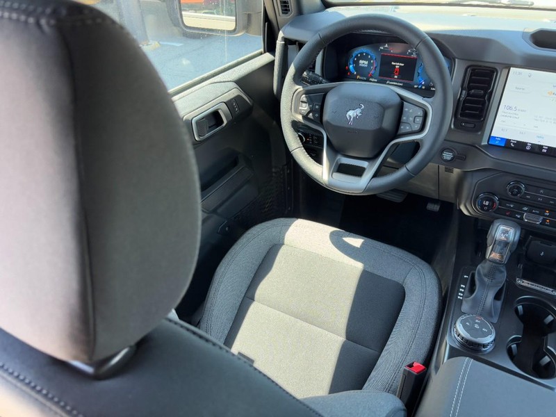 Ford Bronco Vehicle Full-screen Gallery Image 13
