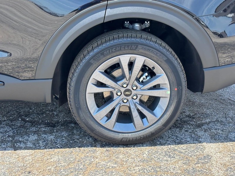 Ford Explorer Vehicle Full-screen Gallery Image 11