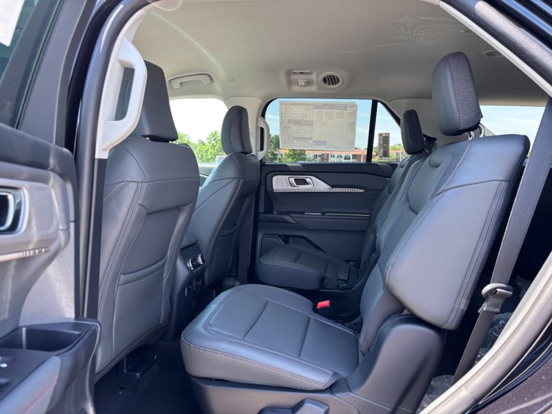 Ford Explorer Vehicle Full-screen Gallery Image 13
