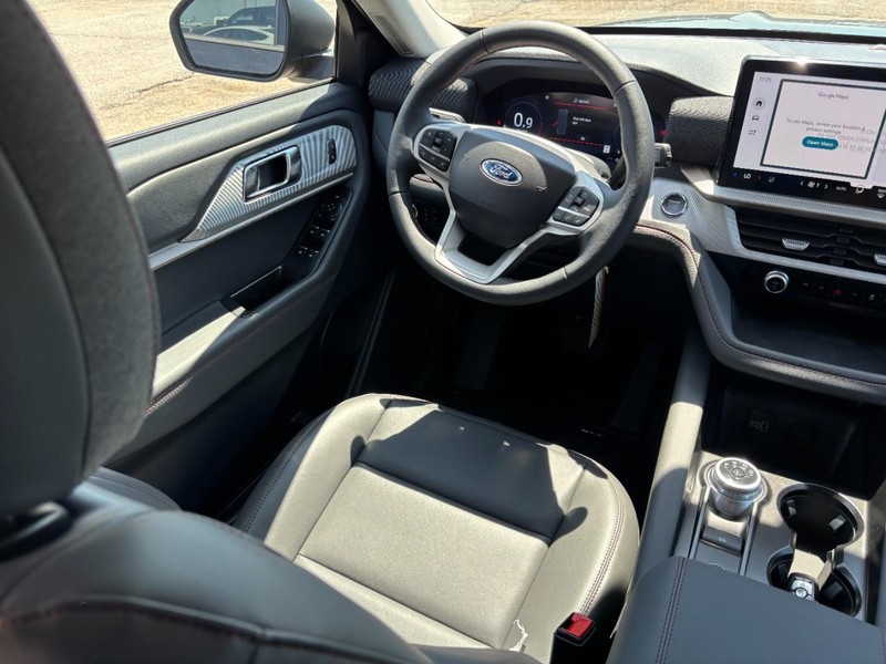 Ford Explorer Vehicle Full-screen Gallery Image 14