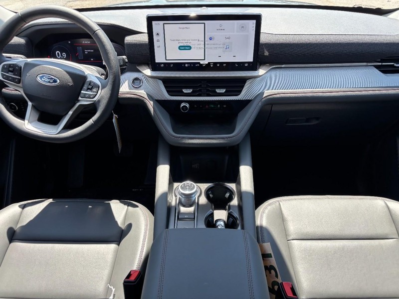Ford Explorer Vehicle Full-screen Gallery Image 15