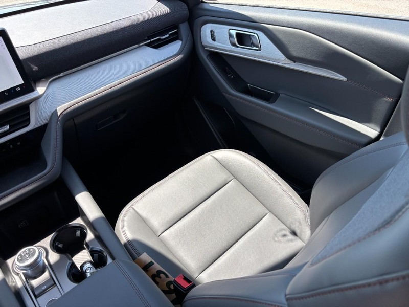 Ford Explorer Vehicle Full-screen Gallery Image 16