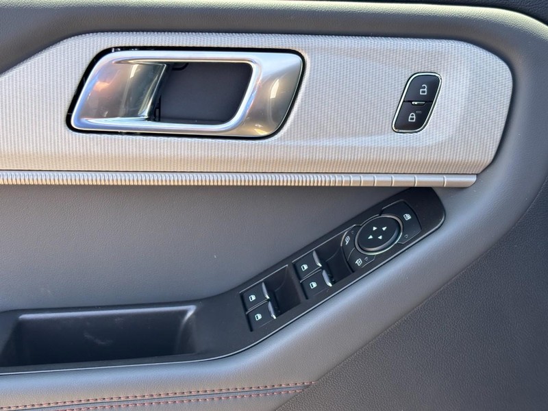 Ford Explorer Vehicle Full-screen Gallery Image 18