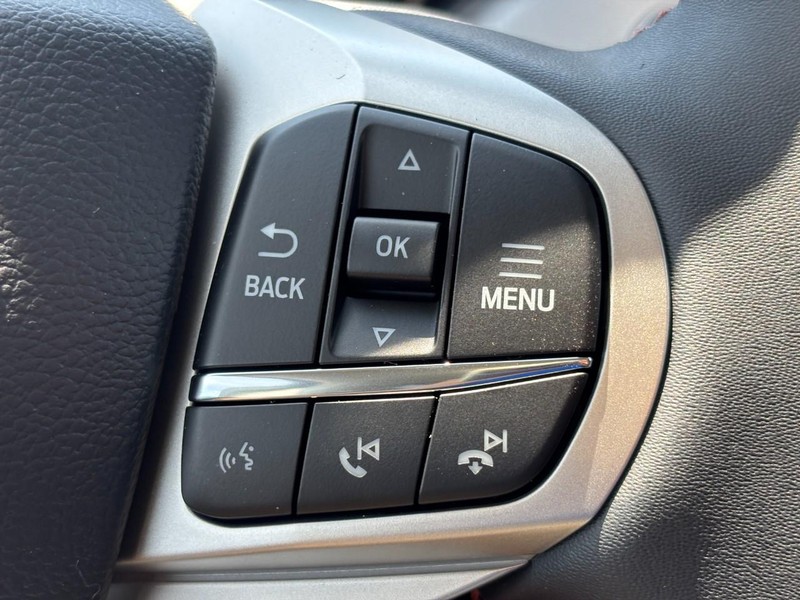 Ford Explorer Vehicle Full-screen Gallery Image 21