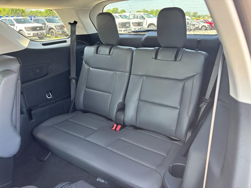 Ford Explorer Vehicle Full-screen Gallery Image 12