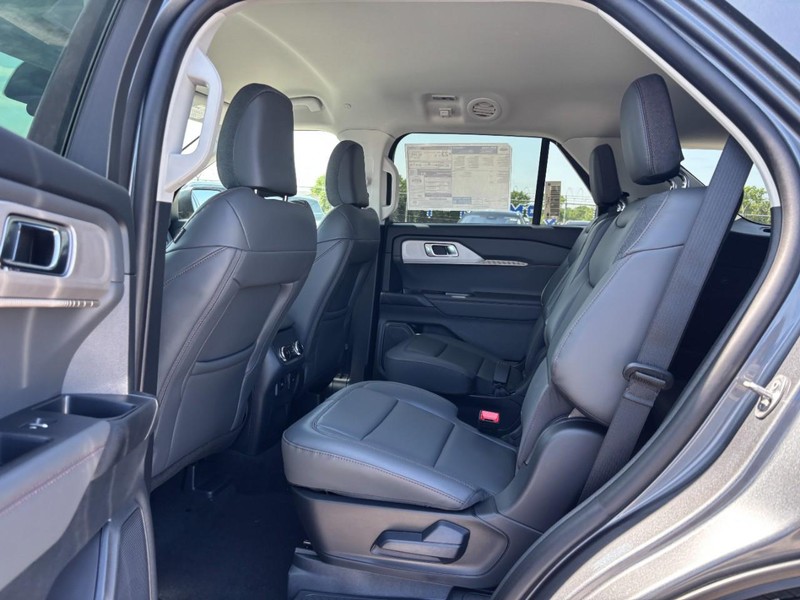 Ford Explorer Vehicle Full-screen Gallery Image 13
