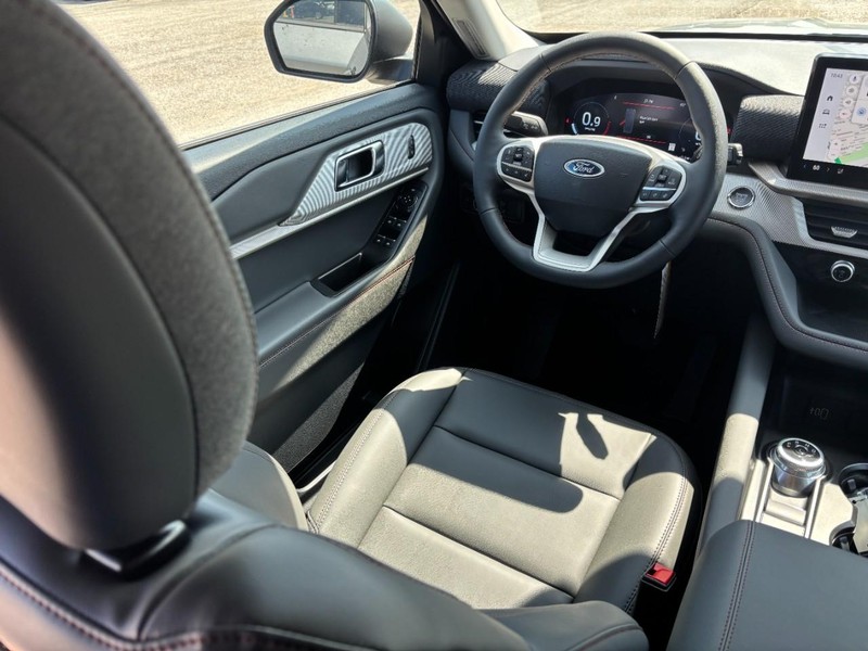 Ford Explorer Vehicle Full-screen Gallery Image 14