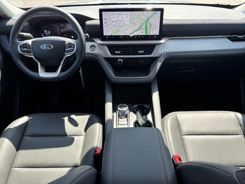 Ford Explorer Vehicle Full-screen Gallery Image 15