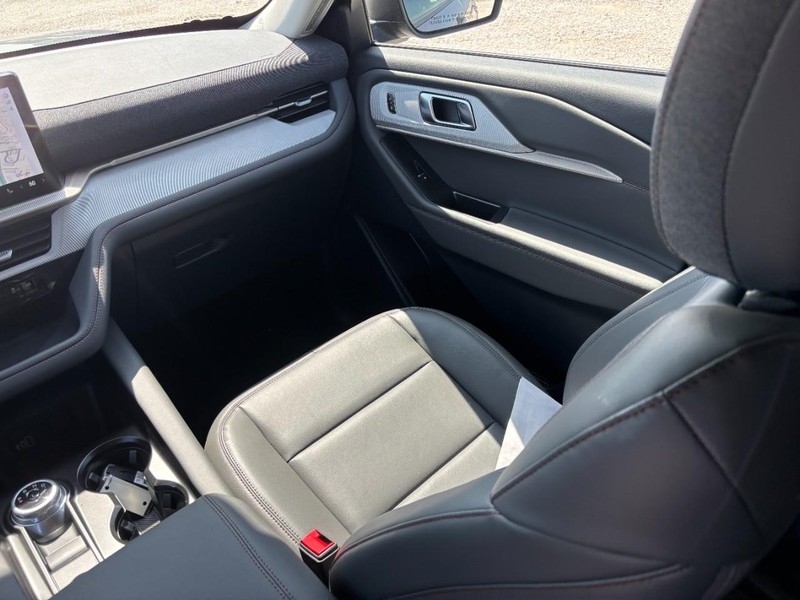 Ford Explorer Vehicle Full-screen Gallery Image 16