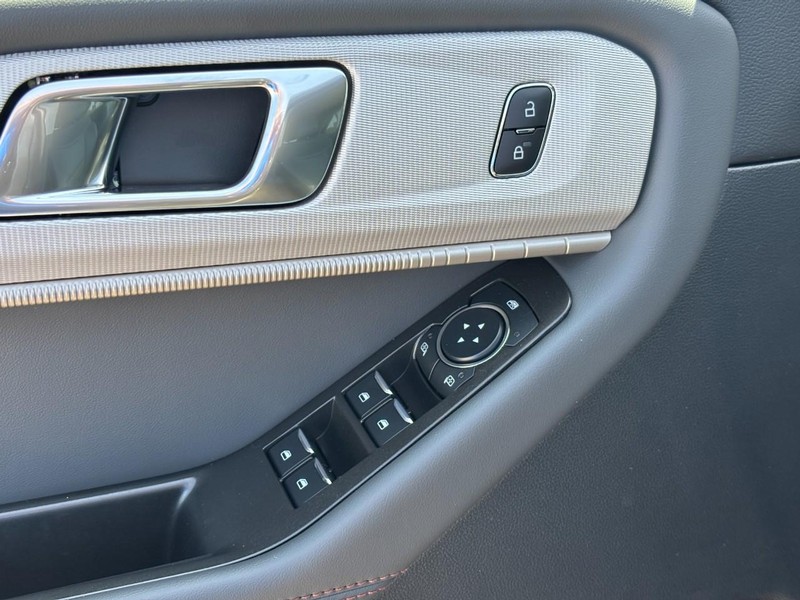 Ford Explorer Vehicle Full-screen Gallery Image 18