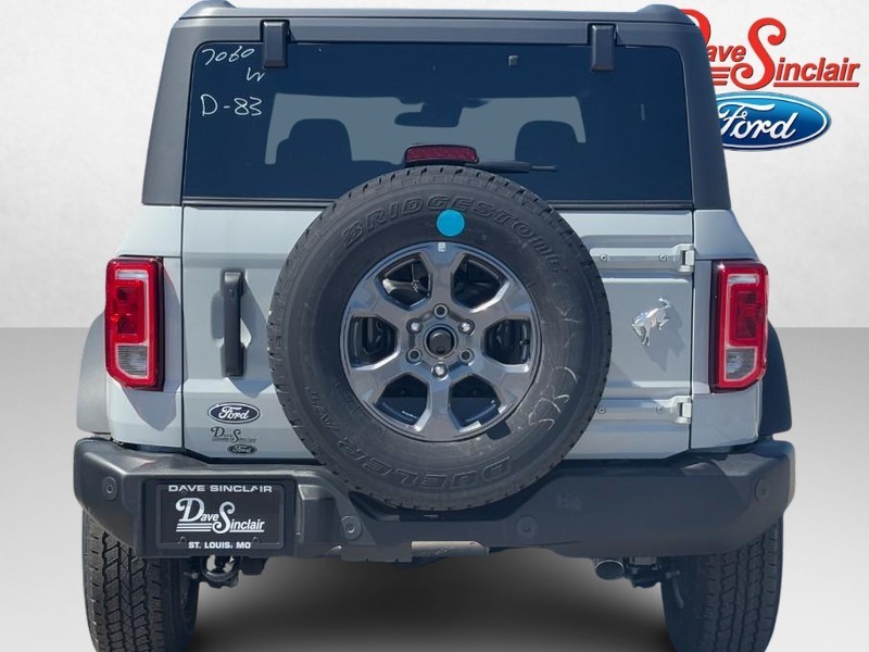 Ford Bronco Vehicle Full-screen Gallery Image 08