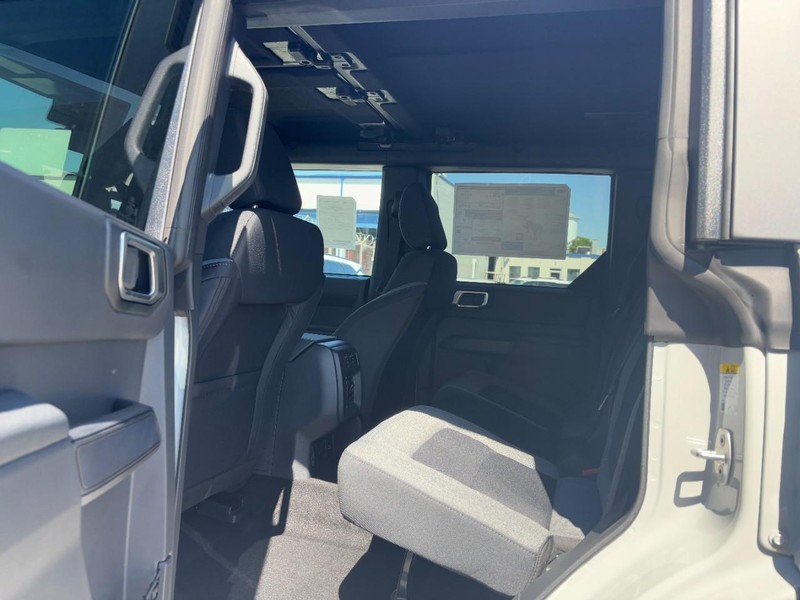 Ford Bronco Vehicle Full-screen Gallery Image 12