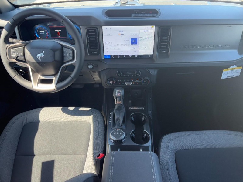 Ford Bronco Vehicle Full-screen Gallery Image 14