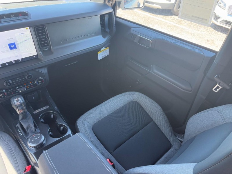 Ford Bronco Vehicle Full-screen Gallery Image 15