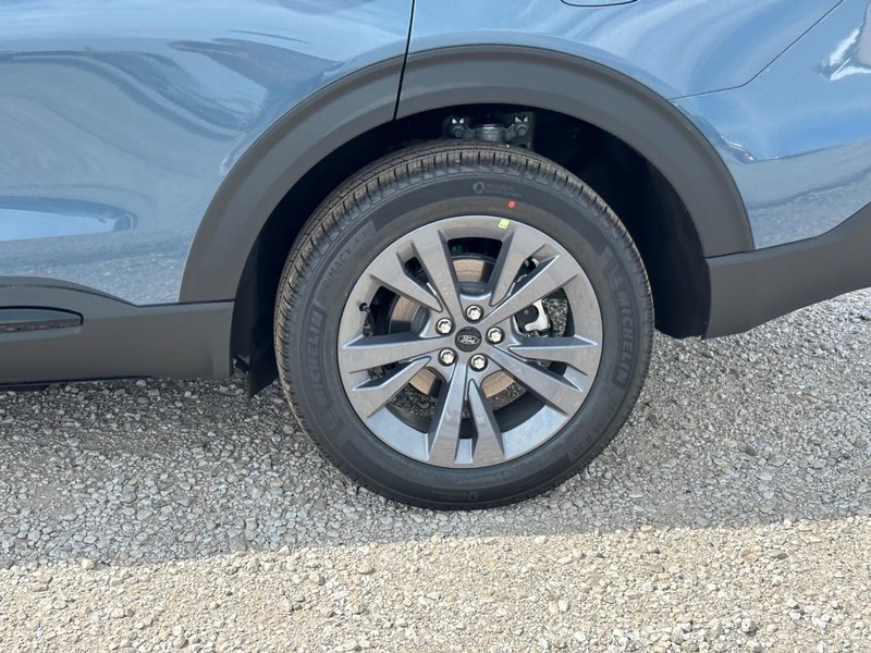 Ford Explorer Vehicle Full-screen Gallery Image 11