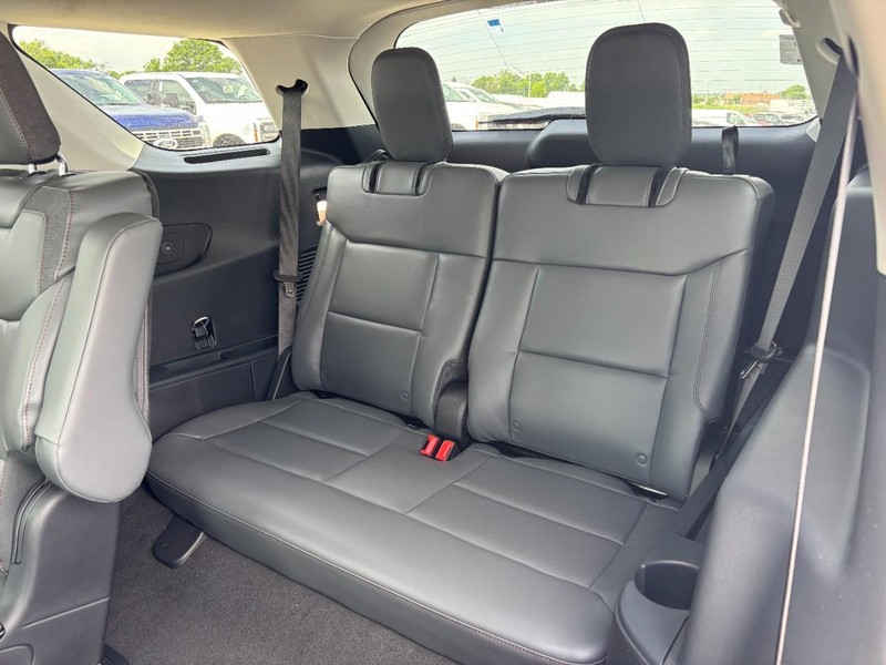 Ford Explorer Vehicle Full-screen Gallery Image 12