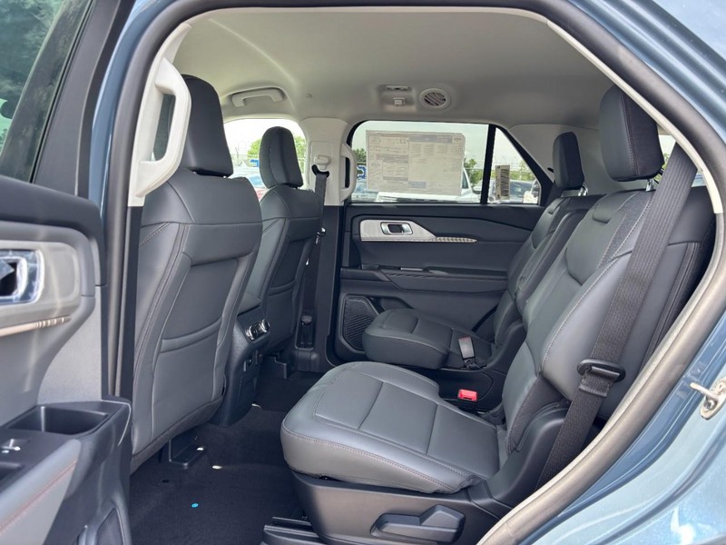 Ford Explorer Vehicle Full-screen Gallery Image 13