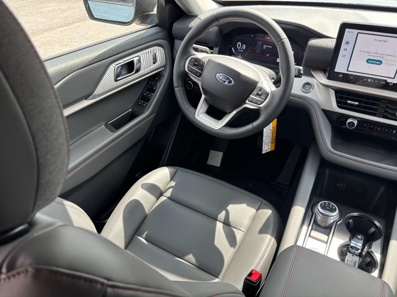 Ford Explorer Vehicle Full-screen Gallery Image 14