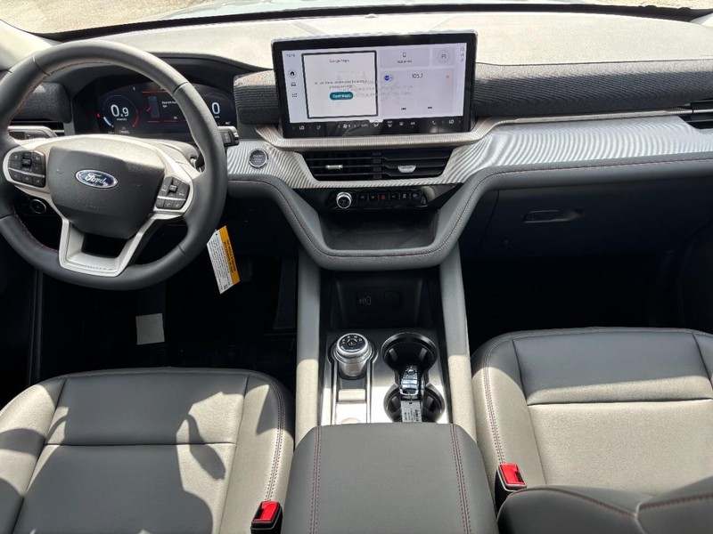 Ford Explorer Vehicle Full-screen Gallery Image 15