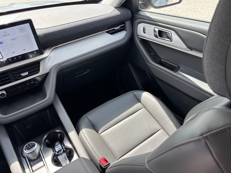 Ford Explorer Vehicle Full-screen Gallery Image 16