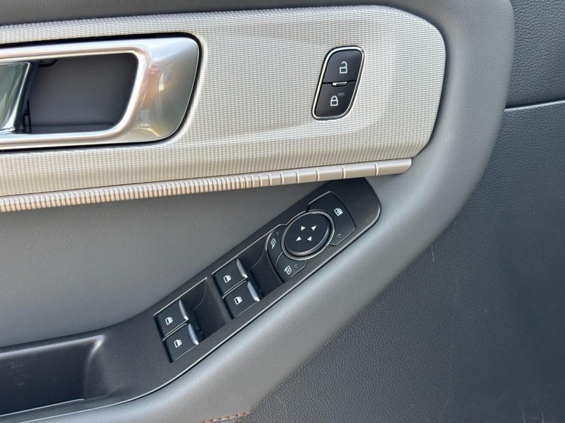 Ford Explorer Vehicle Full-screen Gallery Image 18