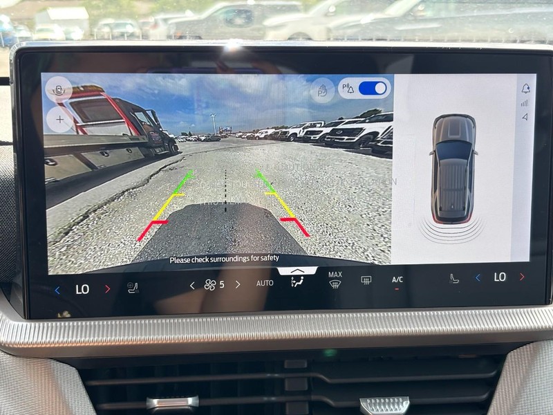 Ford Explorer Vehicle Full-screen Gallery Image 24