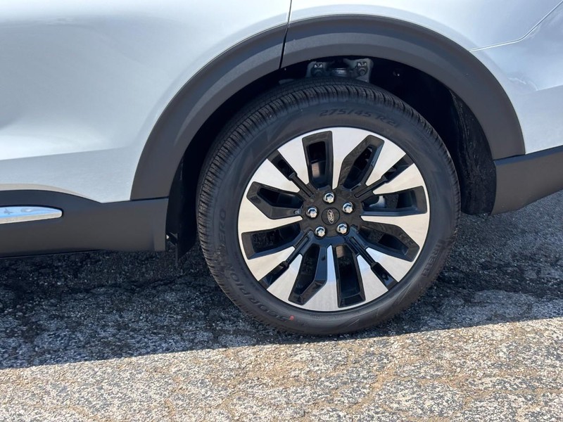 Ford Explorer Vehicle Full-screen Gallery Image 11