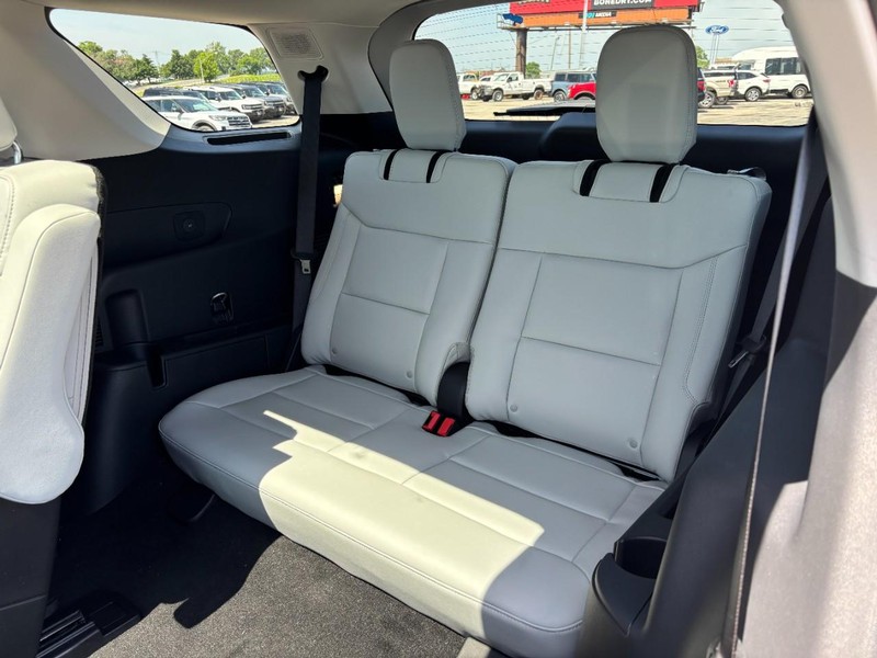 Ford Explorer Vehicle Full-screen Gallery Image 12