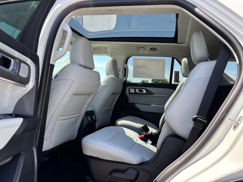 Ford Explorer Vehicle Full-screen Gallery Image 13