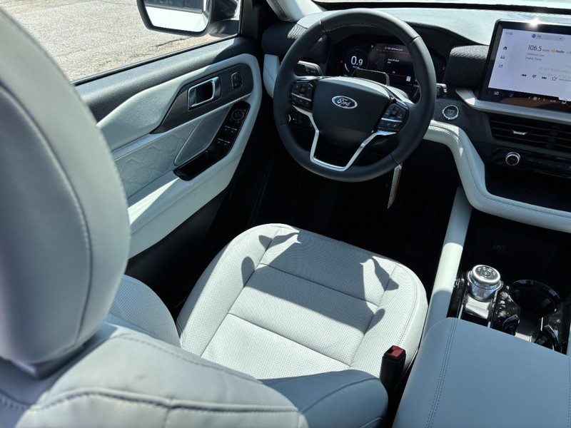 Ford Explorer Vehicle Full-screen Gallery Image 14