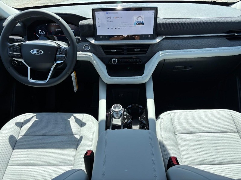 Ford Explorer Vehicle Full-screen Gallery Image 15