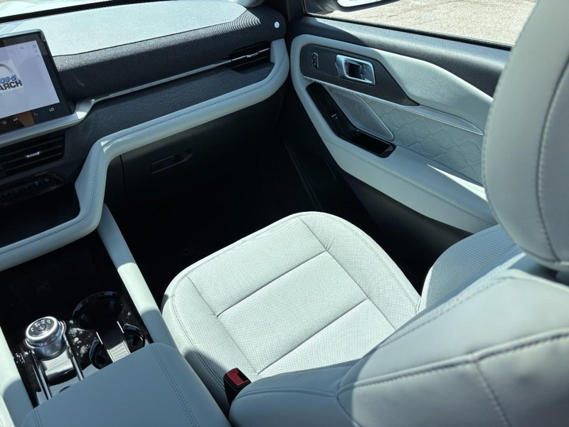 Ford Explorer Vehicle Full-screen Gallery Image 16